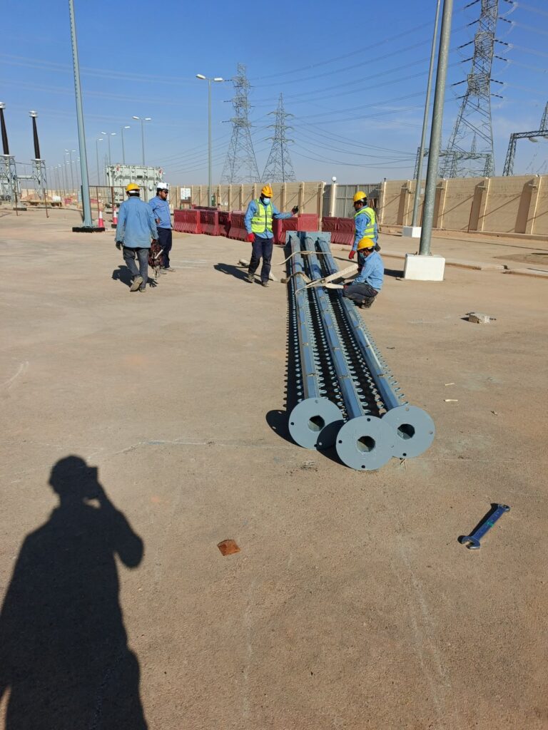 مشروع تركيب سياج أمنى مضاد للطائرات بوادي الدواسر تمديد الكابلات الكهربائية